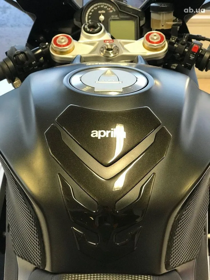 Aprilia RSV4 Image 6